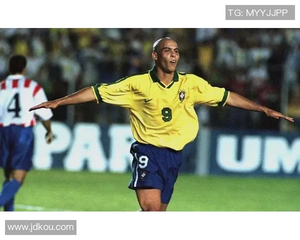 西班牙小个子足球明星的传奇故事与辉煌成就揭秘