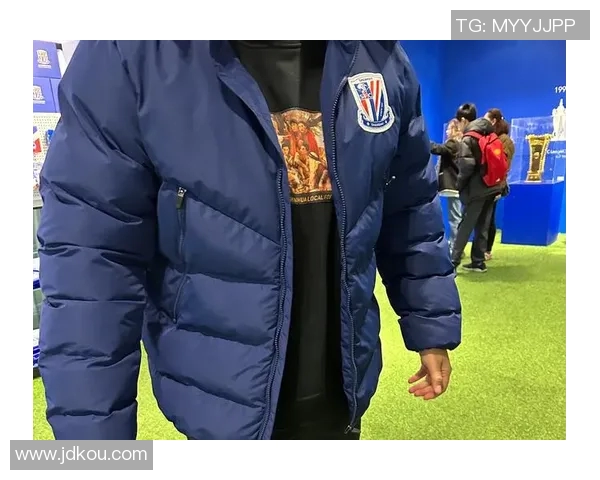 足球明星穿搭时尚解析羽绒服图片大全展示魅力与风格 足球明星穿搭时尚解析羽绒服图片大全展示魅力与风格